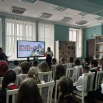 Урок знаний в библиотеке имени М.Богдановича. Возложение цветов.
