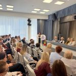 “Под покровом материнской любви”